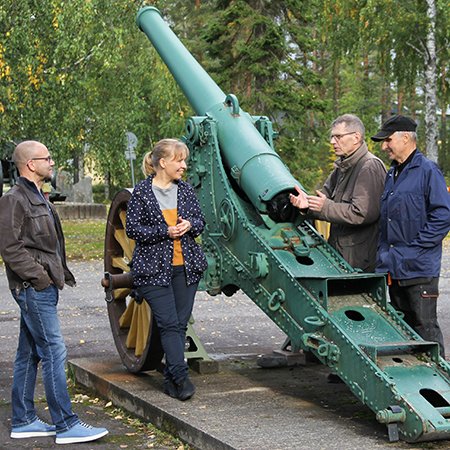 Jyri Martikainen, Outo Juurikainen, Veijo Wälkky ja Erkki Pesonen vanhan tykin äärellä.